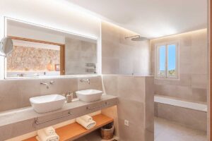 Bright and refined rooms that balance sophistication and warmth in Ses Salines