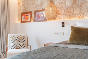 Radiant and tranquil rooms that evoke serenity and refinement in Mallorca townhouses