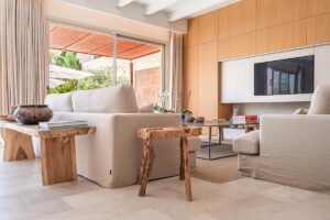 Soft, warm tones and abundant light create a cozy atmosphere in Mallorca townhouses